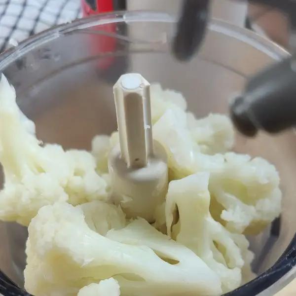Immagine dello step: Frullare con un robot da cucina con un filo di olio .