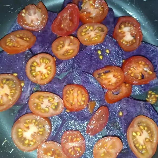 Immagine dello step: Lavare i pomodorini, tagliarli a fettine e posizionarli sul letto di patate.
