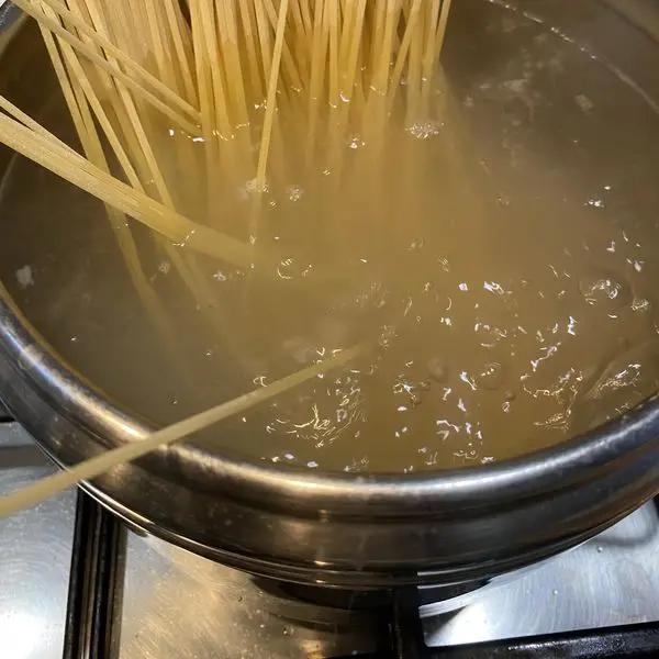 Immagine dello step: Cuocete gli spaghetti in abbondante acqua non molto salata