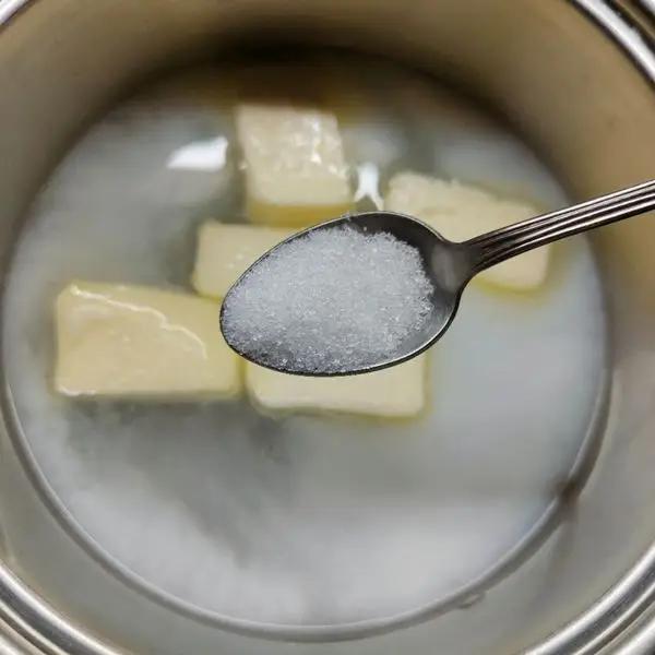 Immagine dello step: Preparare la pasta choux. Aggiungere nell' acqua il latte lo zucchero ed il sale.