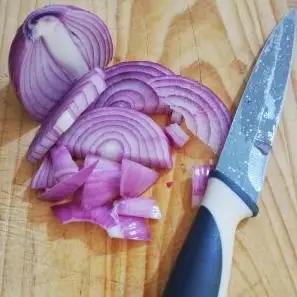 Immagine dello step: Tagliare le cipolle a fette non troppo sottili