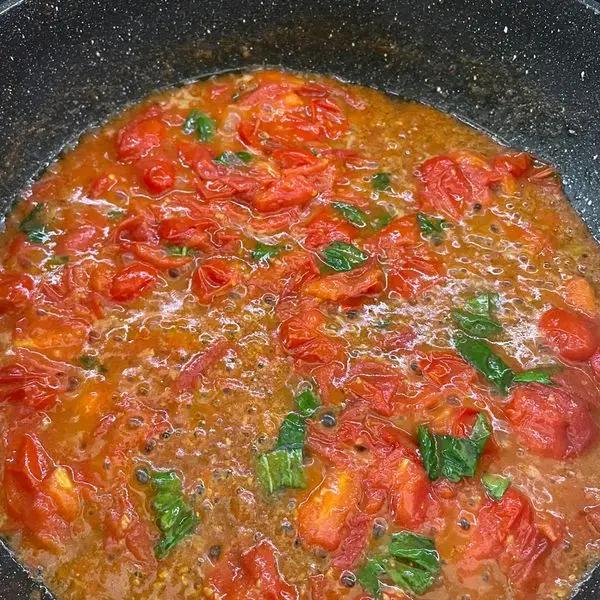Immagine dello step: In una casseruola bella ampia : olio e aglio e soffriggere x qualche secondo , aggiungere i pomodorini tagliati a metà