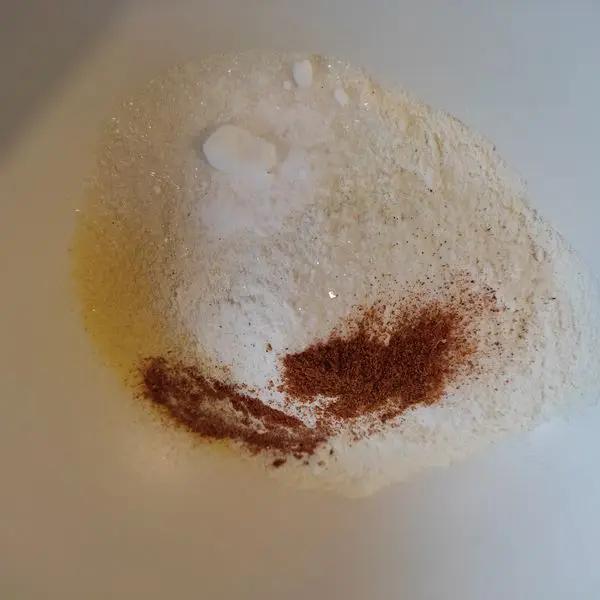 Immagine dello step: In una ciotola mescolare le farine, il sale, lo zucchero, il bicarbonato e la paprika.
