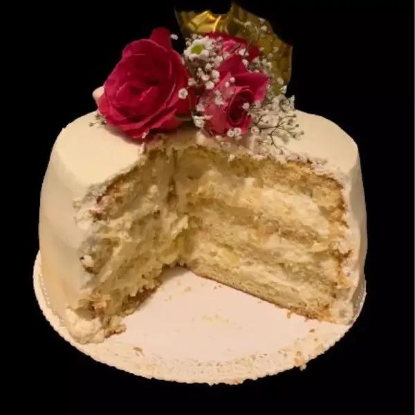 Immagine dello step: Decorare la torta con delle rose lavate con acqua e bicarbonato, i Macarons e le perline di cioccolato tutt’intorno alla base