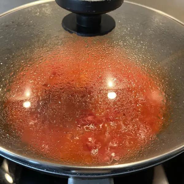 Immagine dello step: Prepariamo il sugo facendo soffriggere la cipolla tritata in olio evo un minuto e aggiungiamo la passata. Cuocere a fiamma media per 30 minuti. Aggiustiamo di sale e pepe.