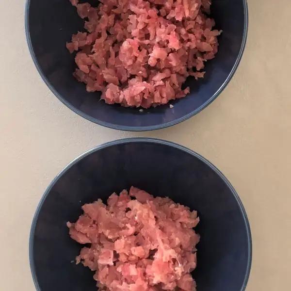 Immagine dello step: Battete a coltello la bistecca di tonno e conditelo con olio extravergine d'oliva, 1 o 2 cucchiai di colatura di alici e del pepe nero macinato.