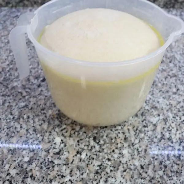 Immagine dello step: In una ciotola  versate tutti gli ingredienti tra ne un quarto di latte e il sale che aggiungete verso l’ultimo e impastate fino a formare una pala abbastanza liscia dopo di che mettete a raddoppiare in un contenitore oleato, a temperatura ambiente. Ci impiegherà circa 4 ore