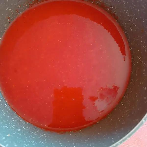 Immagine dello step: Togliere il picciolo dalle fragole,lavarle sotto acqua corrente velocemente tagliarle e frullare insieme allo zucchero e ai due cucchiai di limone