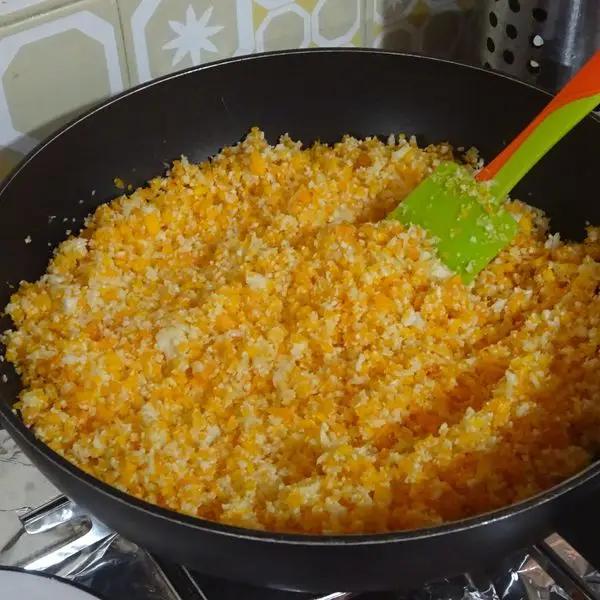 Immagine dello step: Passate nel mixer la polpa di zucca e unitela alle carote. Cuocete 5 minuti.