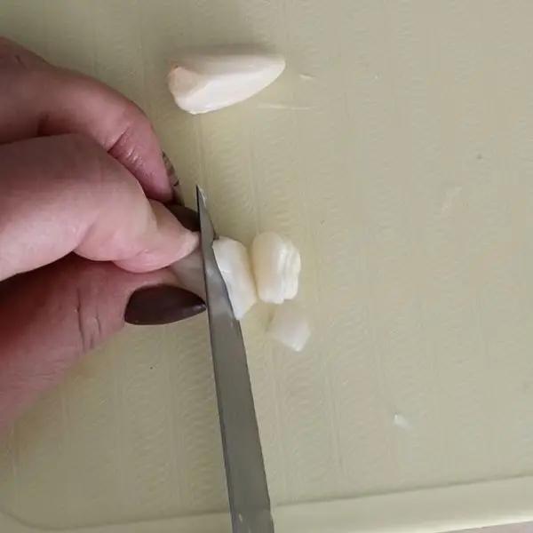 Immagine dello step: Pelare e affettare due spicchi d'aglio