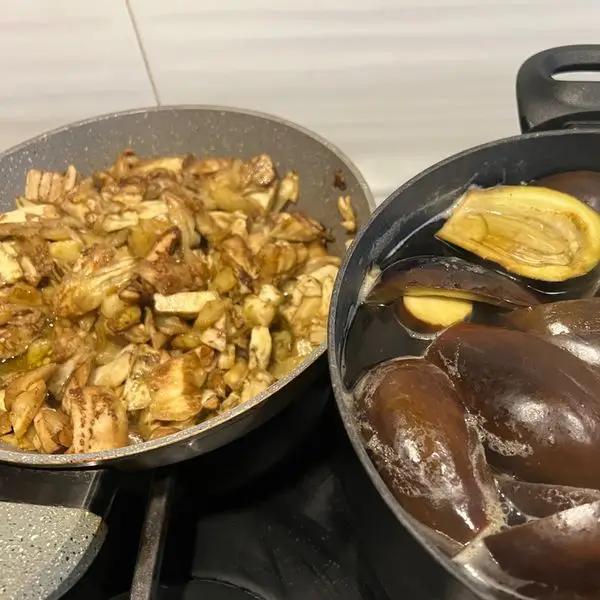 Immagine dello step: Metti in una padella l’olio e l’aglio e fai soffriggere un po’ poi aggiungi la polpa e lascia cucinare 20 minuti salando prima