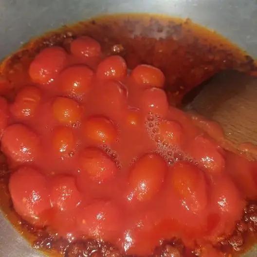 Immagine dello step: Una volta sciolta la ‘nduja, unite i pomodorini tagliati a spicchi e qualche foglia di basilico. Fate cuocere una decina di minuti. Quando i pomodorini saranno appassiti spegnete il fuoco.