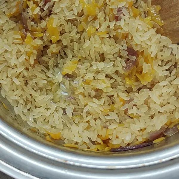 Immagine dello step: Unire il riso e lasciarlo imbiondire. Unire qualche mestolo di brodo e cucinare per 15 minuti.