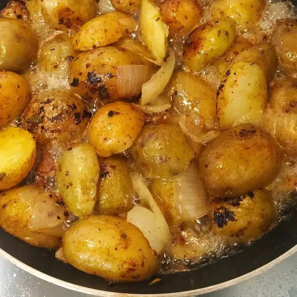 Immagine dello step: Nella stessa padella aggiungere le patate e lasciargli fare una crosticina;