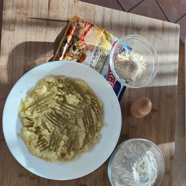 Immagine dello step: Una volta bollite le patate e lasciate intiepidire, basta aggiungere sale, un uovo , del parmigiano e farina.