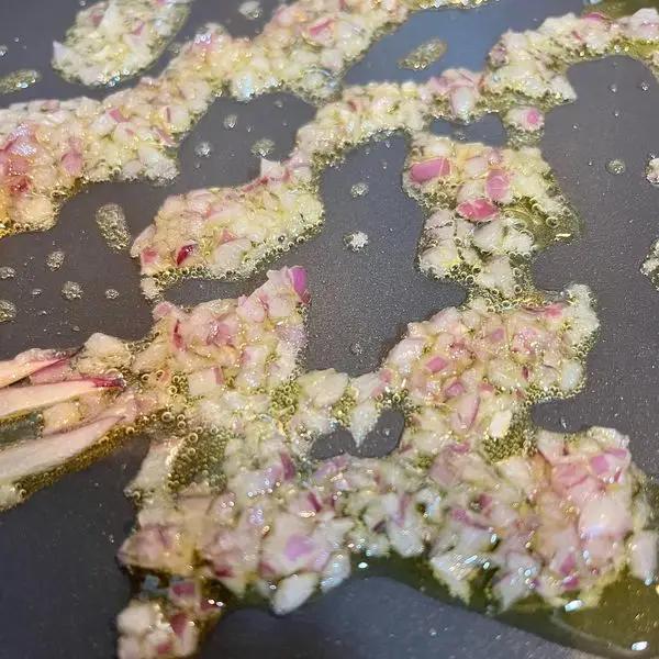 Immagine dello step: Taglia a striscioline i fiori di zucchine e fai rosolare con un po’ di cipolla tritata in un pochino di olio evo e poi metti da parte.