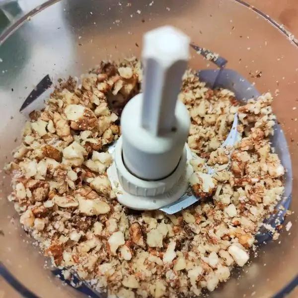 Immagine dello step: Tritare le noci con un frullatore