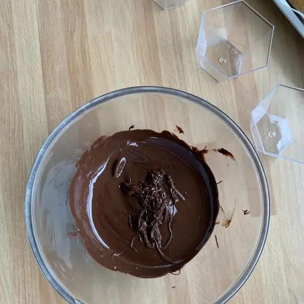 Immagine dello step: Solo tre ingredienti da mescolare a freddo per preparare una golosissima mousse allo yogurt e cioccolato: Fondere in una ciotola al microonde il cioccolato e lasciarlo intiepidire