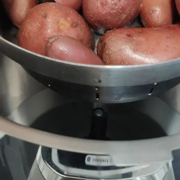 Immagine dello step: Cuocere le patate,ben lavate e con la buccia, a vapore per 40/45 minuti ,il tempo dipende dalle dimensioni delle patate