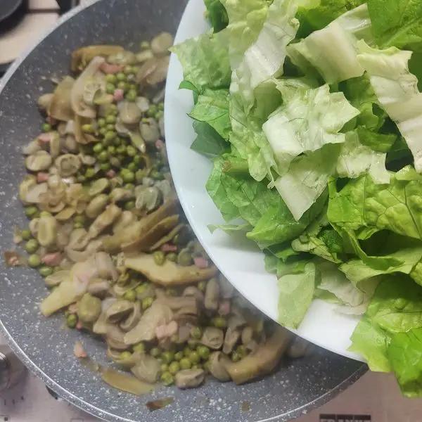 Immagine dello step: Una volta che le verdure saranno quasi  cotte, aggiungeremo l’insalata a pezzi in padella.