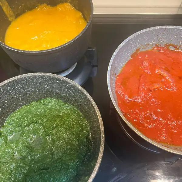 Immagine dello step: Nel frattempo cuocere in tre pentole diverse la zucca gli spinaci e il pomodoro