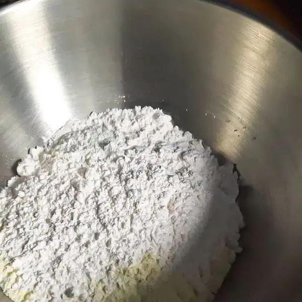 Immagine dello step: In una ciotola mescolate la farina, vanillina e lievito