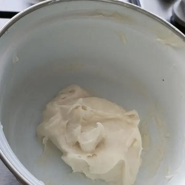 Immagine dello step: Preparare il tang zhong facendo scaldare su un pentolino la farina e l'acqua. Sarà pronto quando diventa colloso