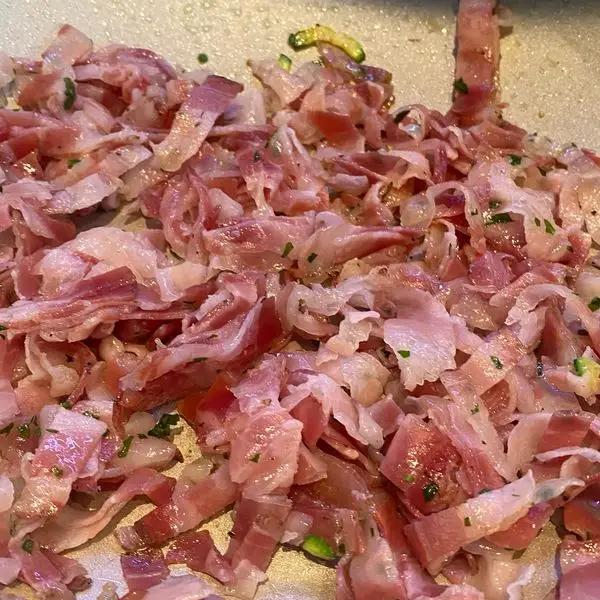 Immagine dello step: Togliere le zucchine e cuocere la pancetta tesa tagliata a striscioline. Aggiungere le zucchine messe da parte e amalgamare.