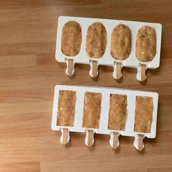 Immagine dello step: Riempire delle formine in silicone per mini gelato ed inserire li stecco poi in congelatore per almeno 1 ora
