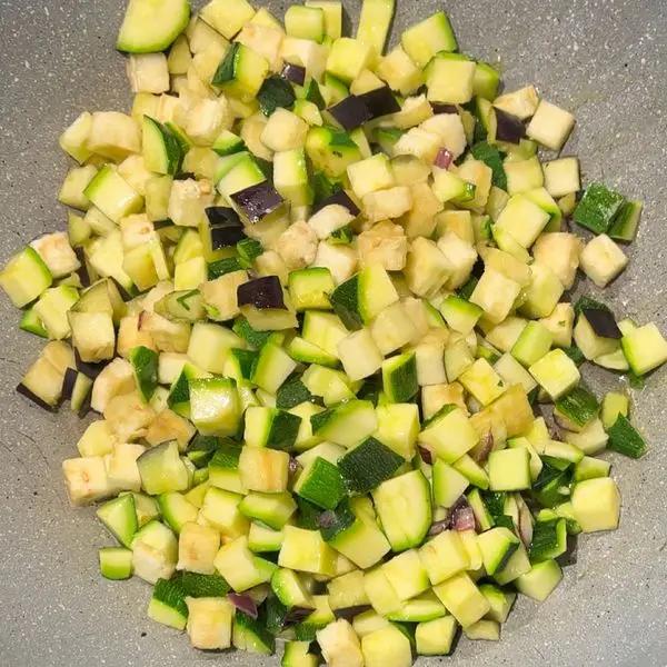 Immagine dello step: Rosolare le verdure con un po’ di cipolla