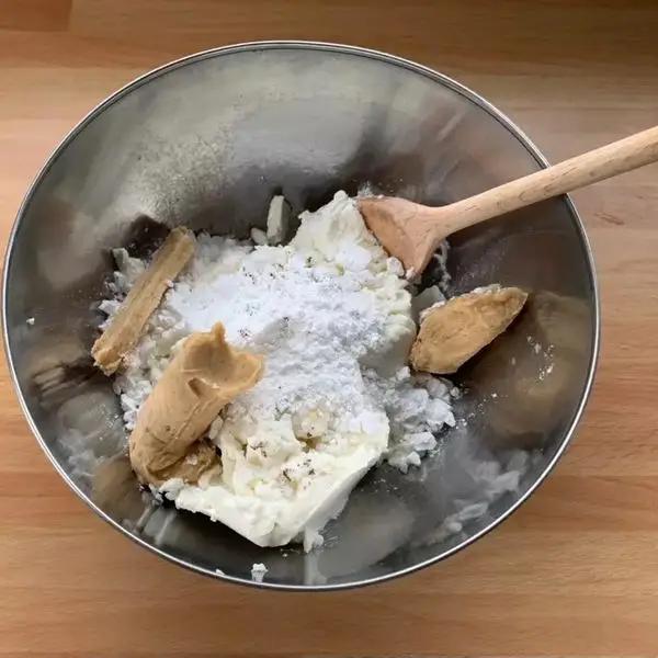 Immagine dello step: Per la crema alla ricotta: unire in una ciotola le ricotte, la vaniglia, lo zucchero e la crema al burro, mescolare bene per integrare gli ingredienti e riempire un sac a poche
