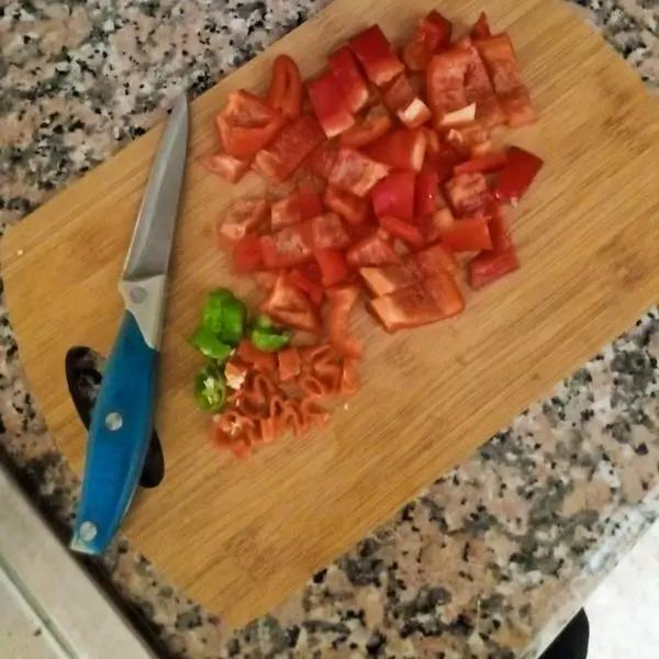 Immagine dello step: Nel frattempo preparate il peperone (togliete i semi) ed il peperoncino, tagliandoli in pezzi.