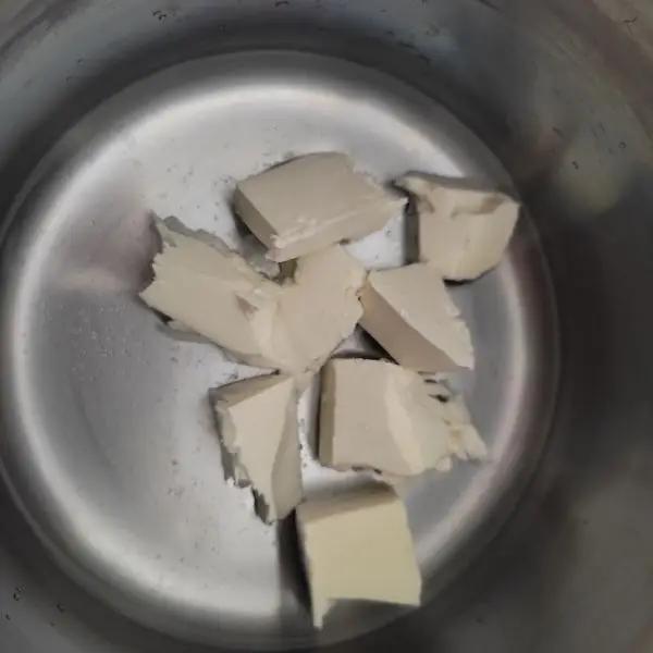 Immagine dello step: Preparare la pasta choux mettendo l acqua in un pentolino assieme al burro e al sale. Portare a bollore.
