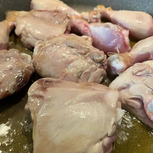 Immagine dello step: In una padella ampia un generoso giro d’olio evo facciamo rosolare il pollo con le bacche di ginepro.