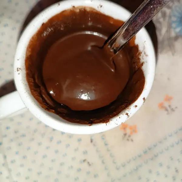 Immagine dello step: In una tazzina versare il cacao amaro e scioglierlo con un po' di acqua ,regolarzi per ottenere una cioccolata non troppo liquida.