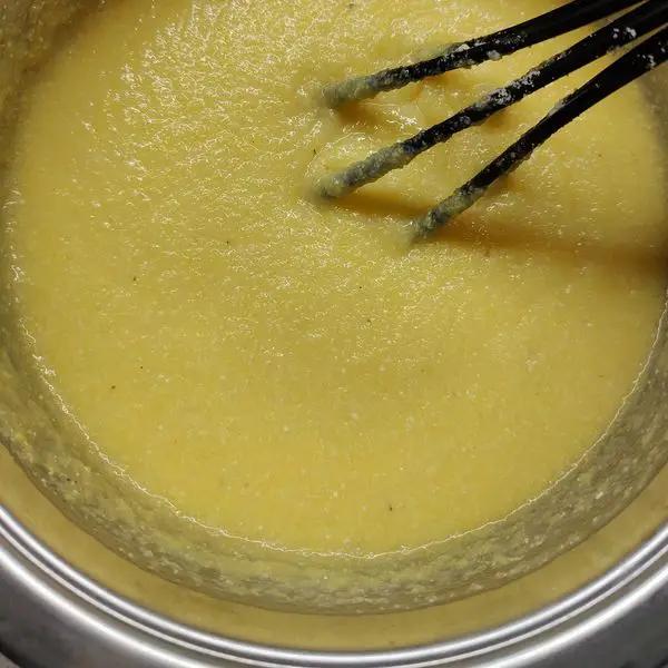 Immagine dello step: Cuocere la polenta in acqua salata . Al bollore versare e girare velocemente per 7/8 minuti.