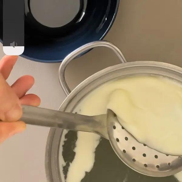 Immagine dello step: Prendete il brodo, separate la parte grassa in superficie e tenetela da parte; servirà per mantecare la pasta.