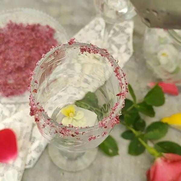 Immagine dello step: Preparare lo sciroppo di rose. Lo zucchero con i petali di rose. E i ghiaccioli con i fiori eduli.
