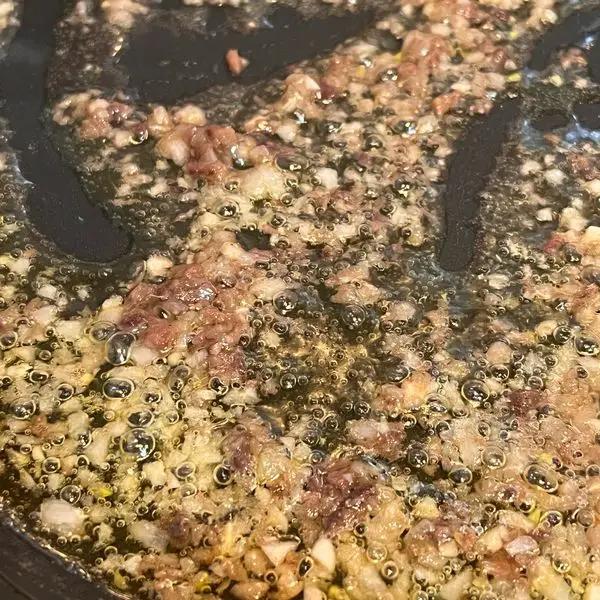 Immagine dello step: Metti a bollire l’acqua per la pasta, nel mentre inizia a preparare un battuto con l’aglio e lo scalogno