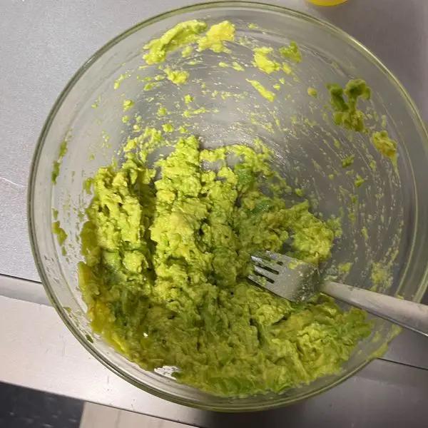 Immagine dello step: Con una forchetta schiacciare l avocado, aggiungendo il succo di mezzo lime, un pizzico di sale e un pizzico di olio