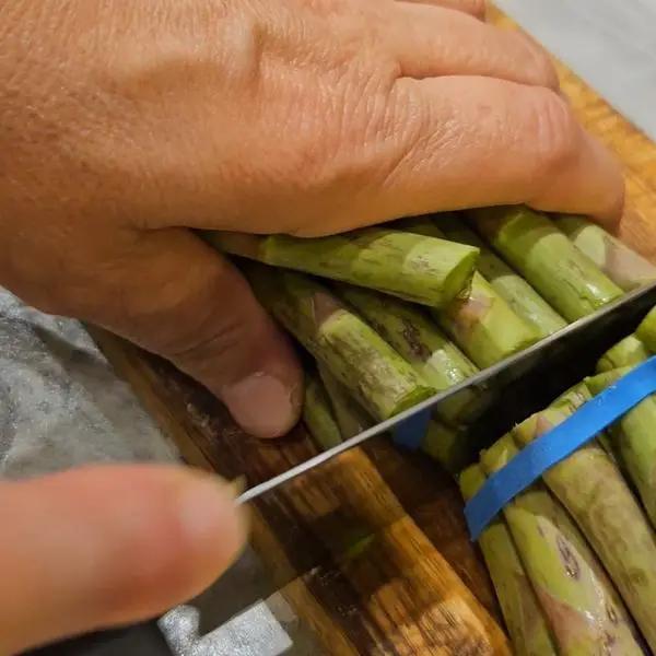 Immagine dello step: Per prima cosa puliamo gli asparagi  tagliamo i gambi duri e li sbollentiamo per 10 minuti e li lasciamo da parte.