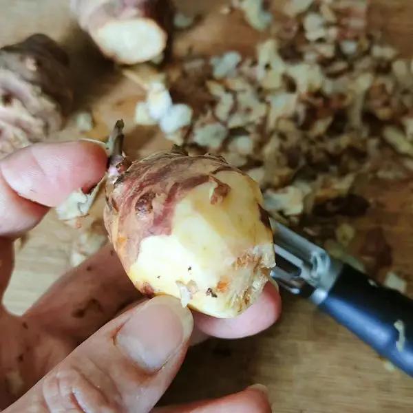 Immagine dello step: Pelare le radici con un pela patate . Tagliare a fettine sottili.