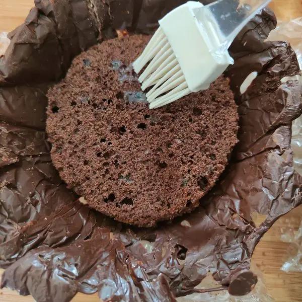 Immagine dello step: Tagliare 2 dischi di base di una torta al cioccolato.