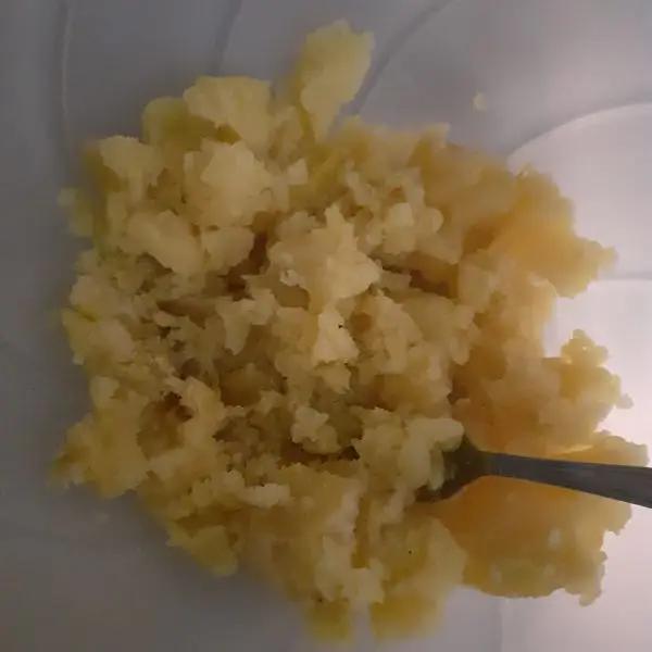 Immagine dello step: Prendete 4 patate fatele bollite fino a che risultano morbide e scolatele in un scolapasta