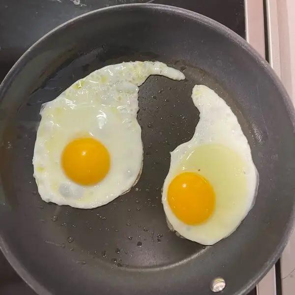 Immagine dello step: Cucinare due uova all’occhio di bue