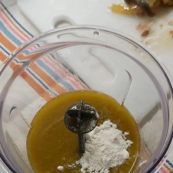 Immagine dello step: Versate il resto del condimento imnel bicchiere di jn frullatore ad immersione. Frullate e se la salsa risultasse troppo liquida a giungere 1 cucchiaino di fecola.