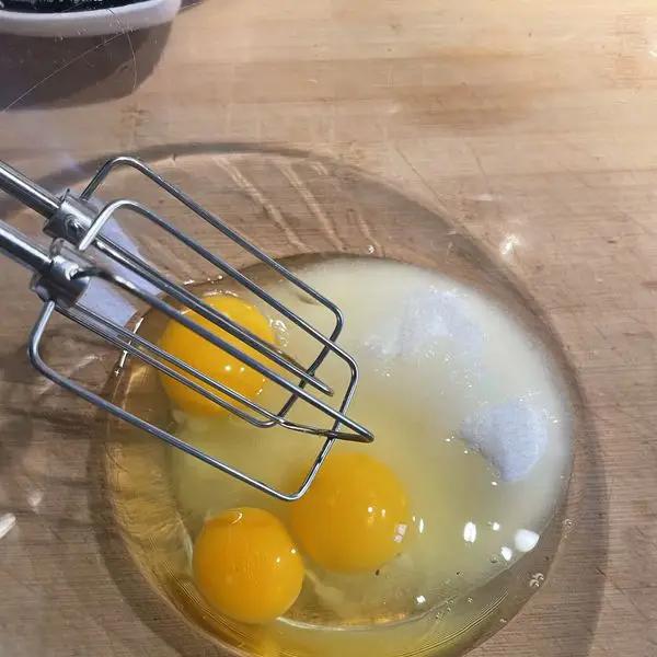 Immagine dello step: Montare le uova con lo zucchero