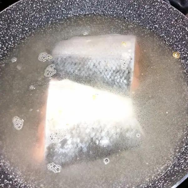 Immagine dello step: In una teglia mettete l'acqua, il misurino di dado di pesce e il salmone e un pizzico di sale, fate cuocere 15 minuti