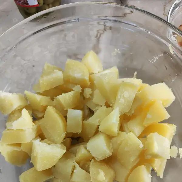 Immagine dello step: Pelare le patate e tagliare a pezzi