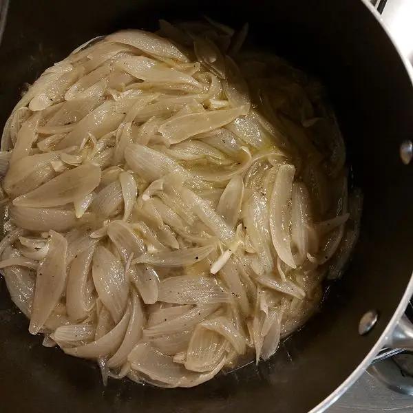 Immagine dello step: Le cipolle hanno cotto 50 min e la pasta è cotta. Scolare bene e mettere nel sughetto girare a fiamma vivace un minuto non di più giusto per insaporire.
